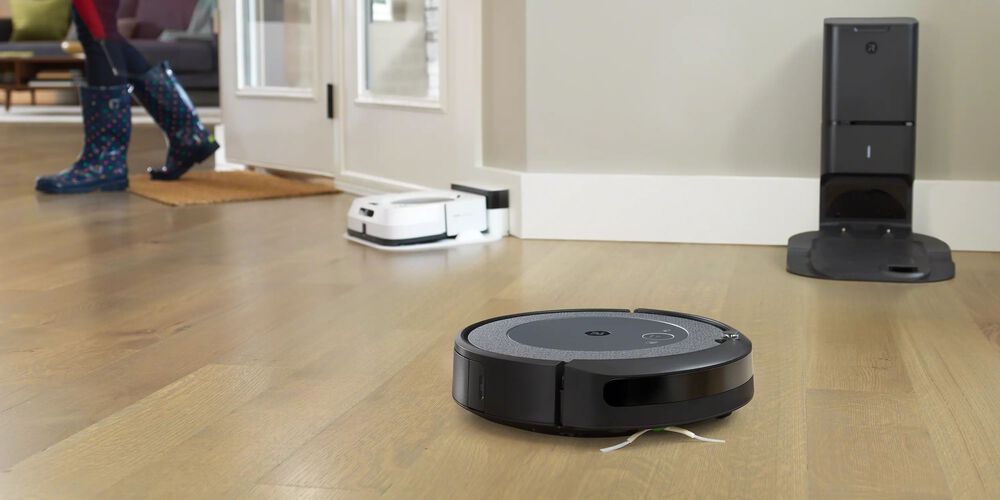 Ein schwarzer Roomba mit einem weißen im Hintergrund